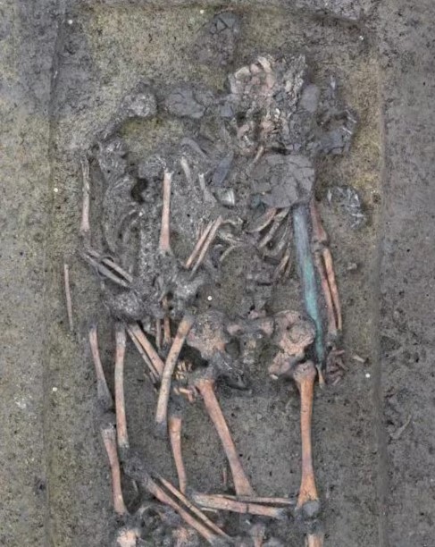 La fosa funeraria con los restos de las tres personas enterradas.