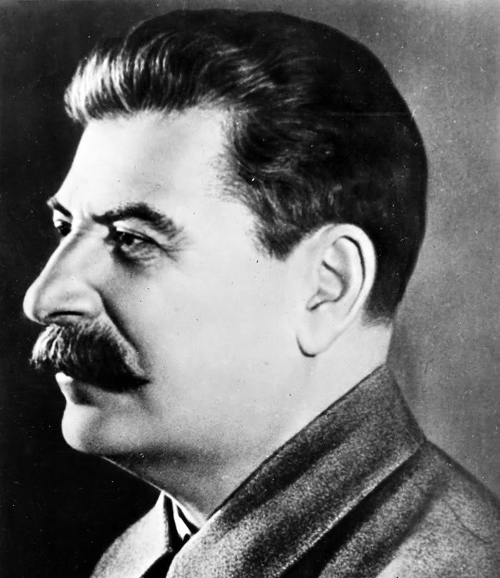 Nace Iósif Stalin-0