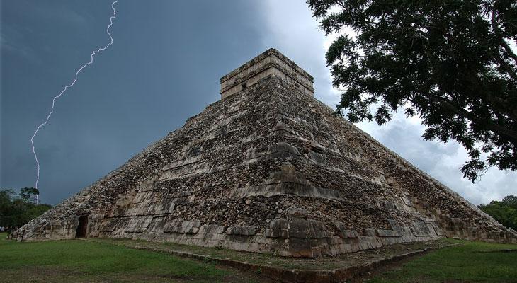 Un remolino sorprendió a los visitantes en Chichén Itzá durante el equinoccio de primavera-0