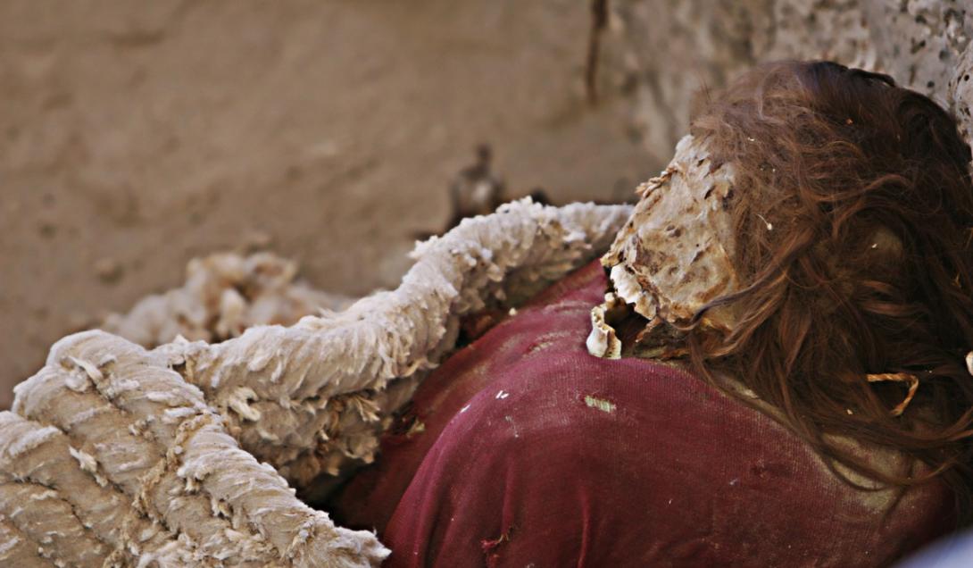 Descubren una momia preincaica con cabello, piel y dientes (FOTOS)-0